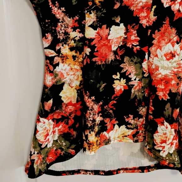 Floral Top - Picture 2 of 4